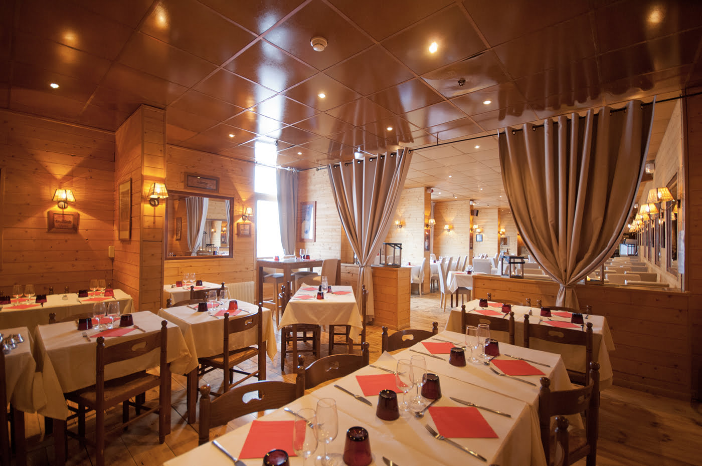 Salle du restaurant avec vue sur les pistes de ski