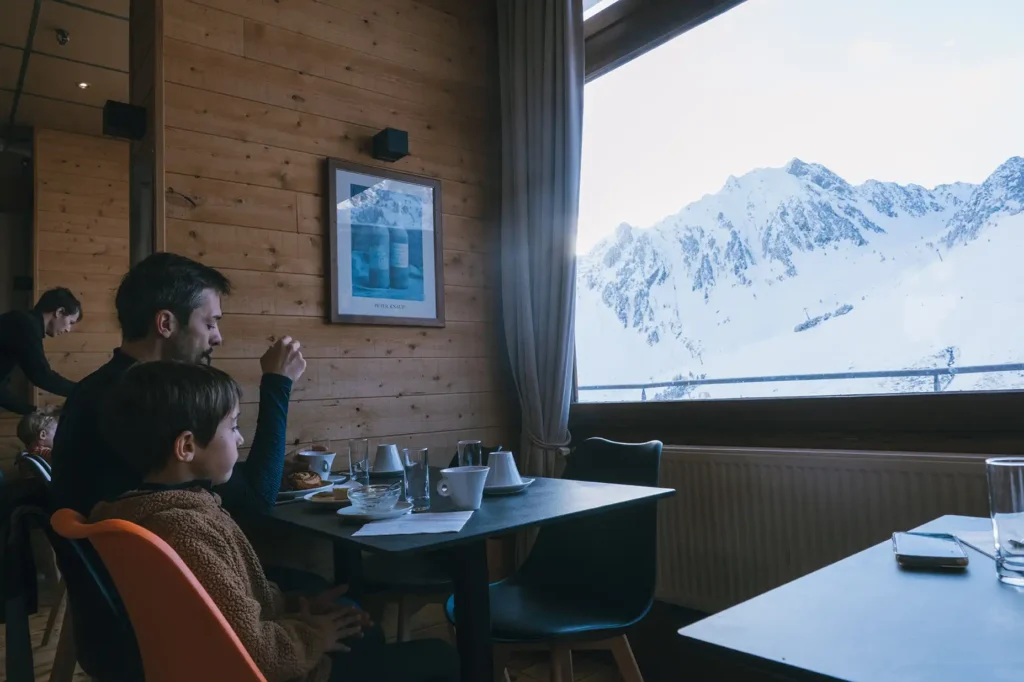 petit dejeuner vue montagne piste